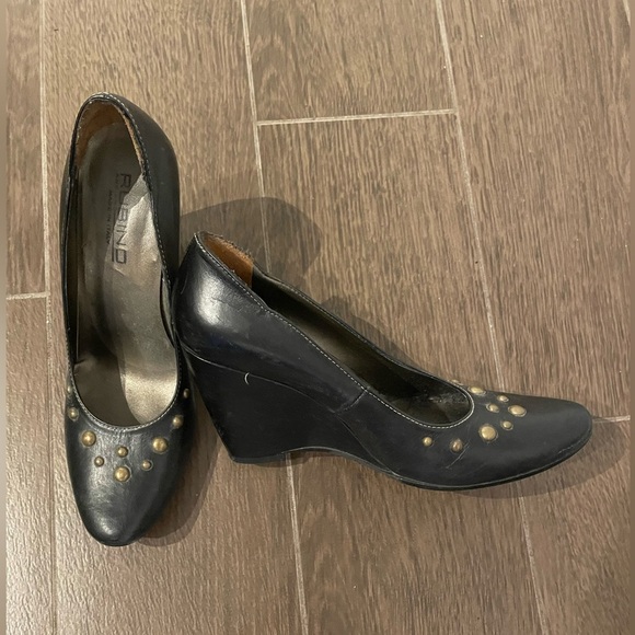 Black wedge heels with studded toe area - Picture 4 of 4